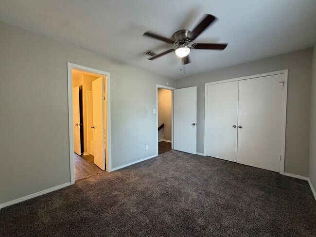 Building Photo - 7417 Kingswood Dr