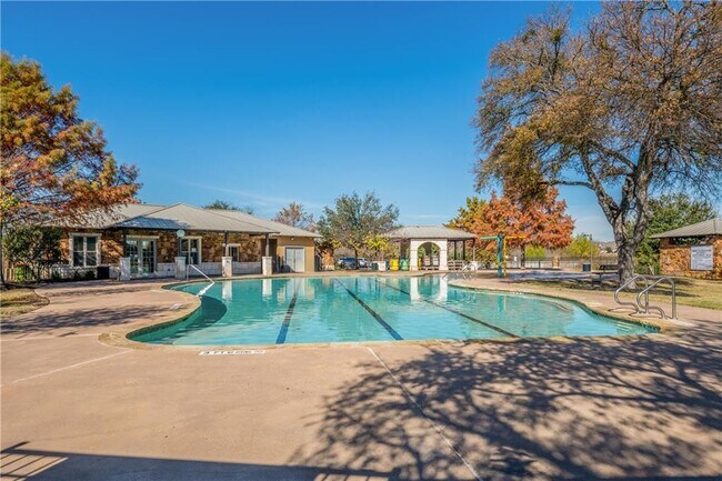 Building Photo - 2005 Santa barbara Ct