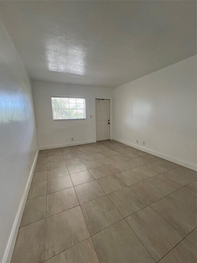 Building Photo - 2550 NE 51st St