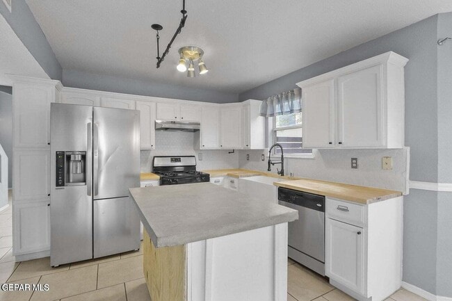 Building Photo - 653 Pete Payan Dr