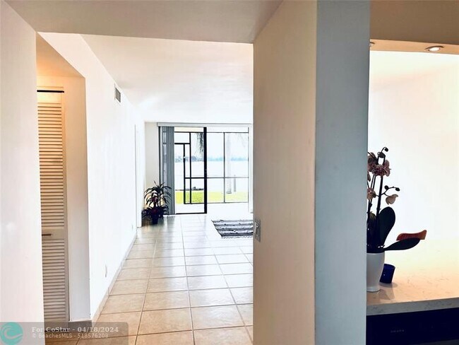 Building Photo - 112 Lake Emerald Dr