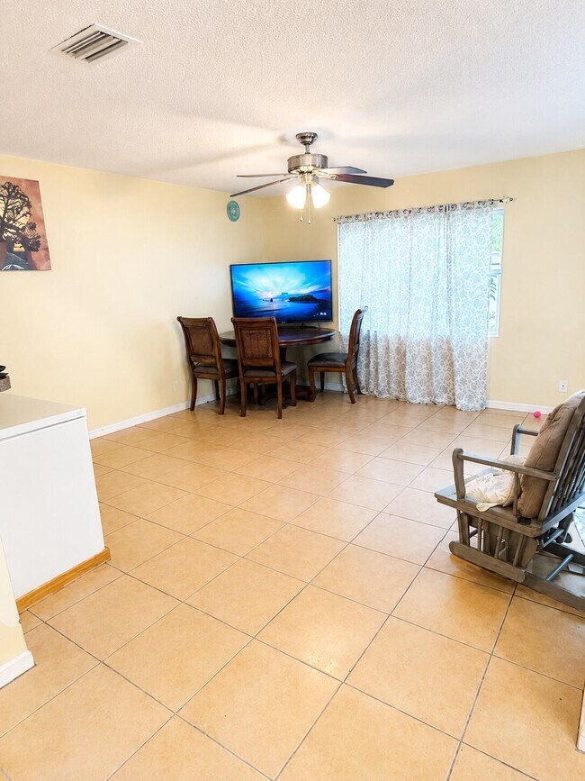 Building Photo - 3331 Commodore Ct