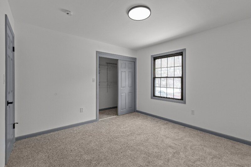 Building Photo - 546 Carriage Cir