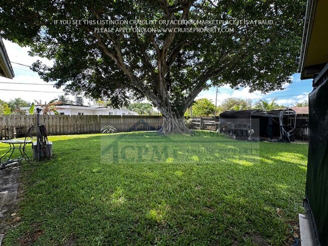 Building Photo - The perfect corner House with 3 beds 2 bat...