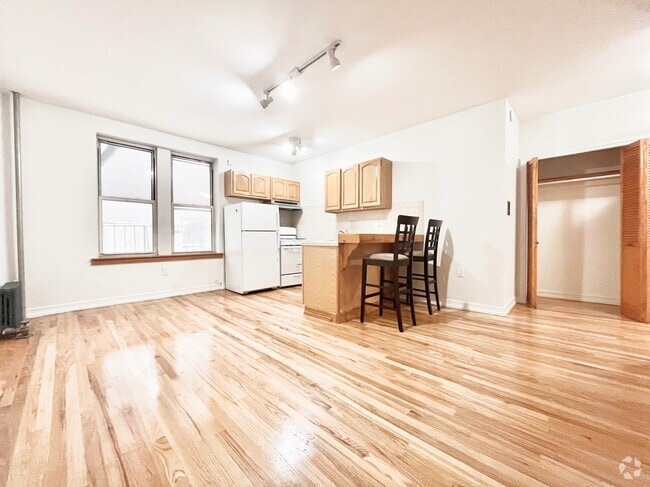 Building Photo - 707 W 171st St