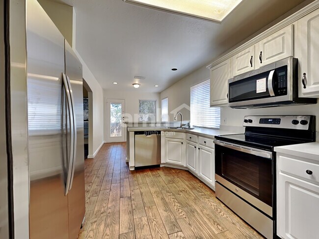 Building Photo - 828 Norfolk Dr