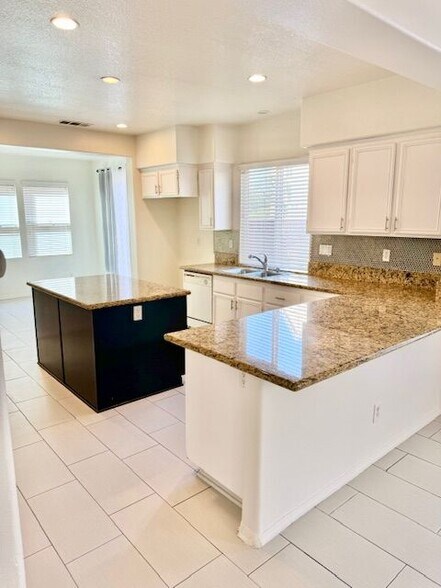 Building Photo - 1562 Cheshire Dr