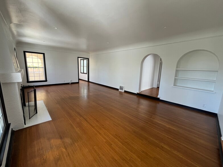 Building Photo - 109 N Mansfield Ave
