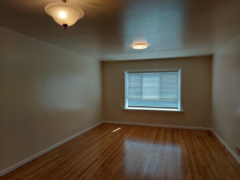 living room/dining room - 382 Mangels Ave