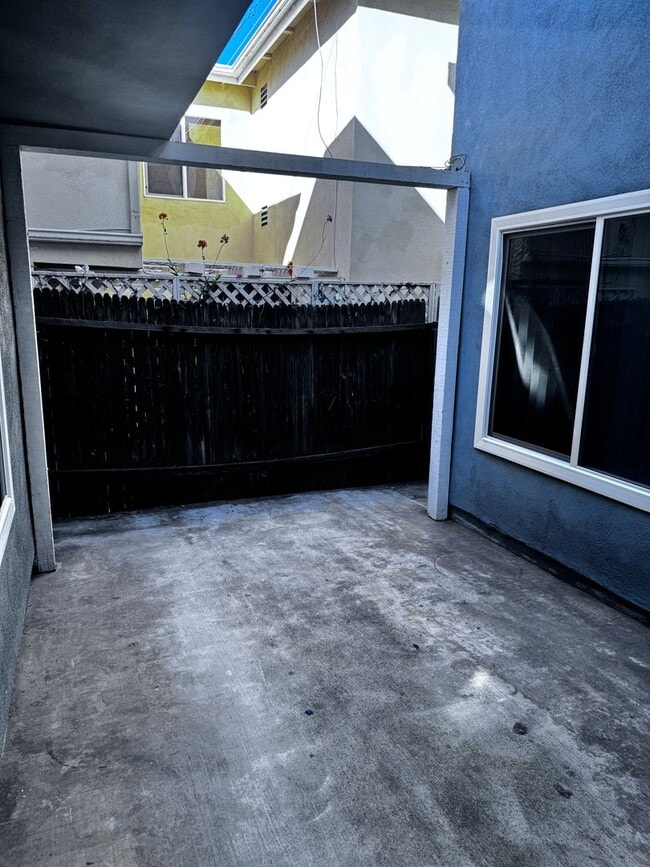 Building Photo - 328 Marguerite Ave