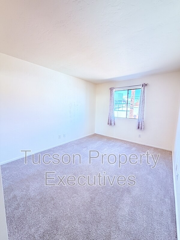 Building Photo - 455 W Kelso St