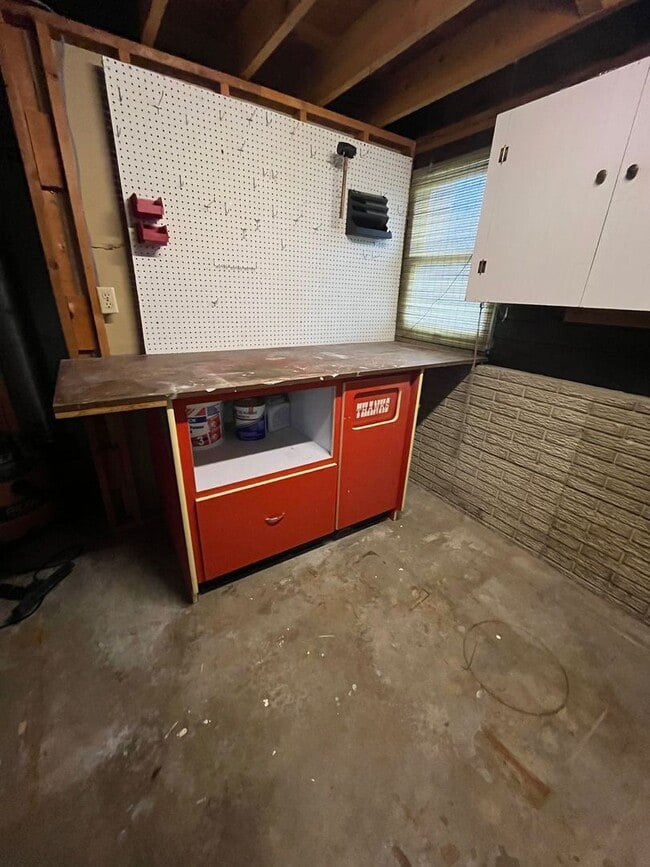 Building Photo - 4 Bed/2 Bath Rental Home with Fenced in Yard!