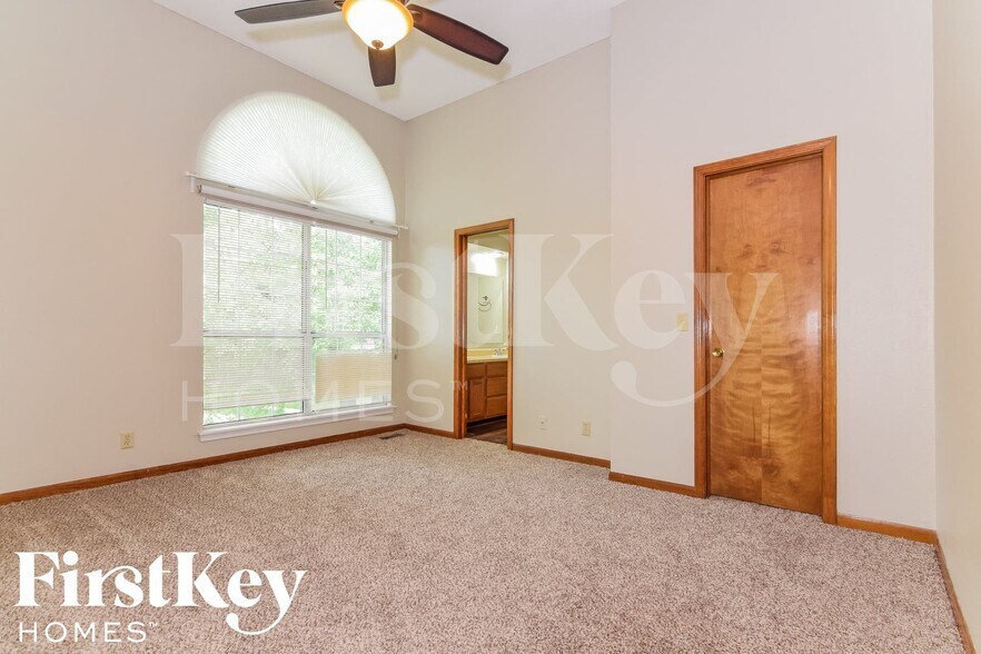 Building Photo - 1424 N Lucy Montgomery Way