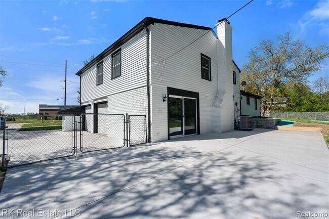 Building Photo - 30728 W 14 Mile Rd