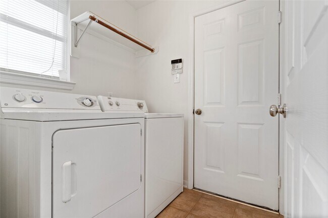 Building Photo - 3135 Stratford Bend Dr