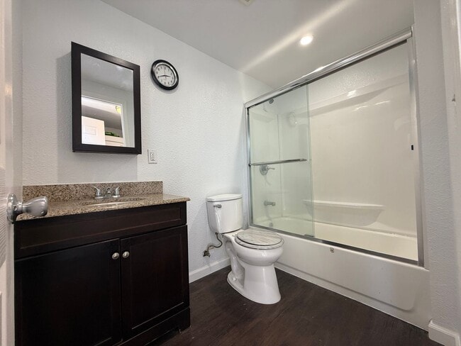 Building Photo - Beautiful 2 Bedroom House With Private Bac...