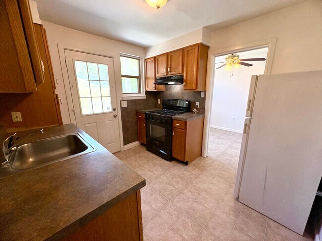 Building Photo - 2 Bedroom 1 Bathroom Townhome Available in Lancaster!