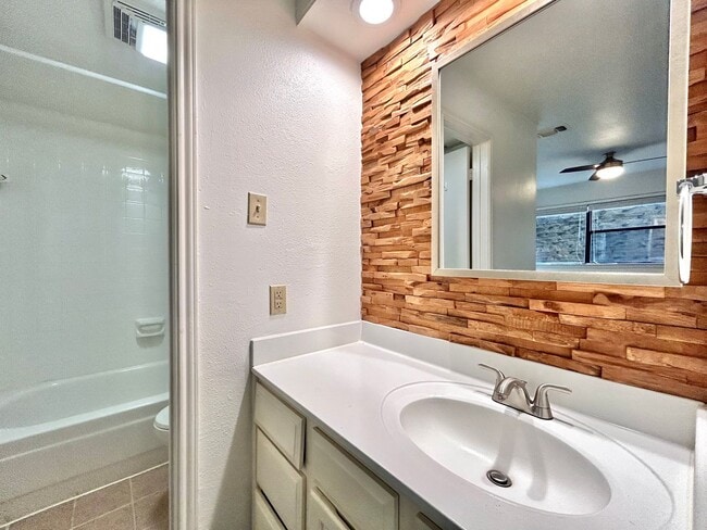 Building Photo - Welcoming 2-Bedroom, 2-Bath Home with Natu...