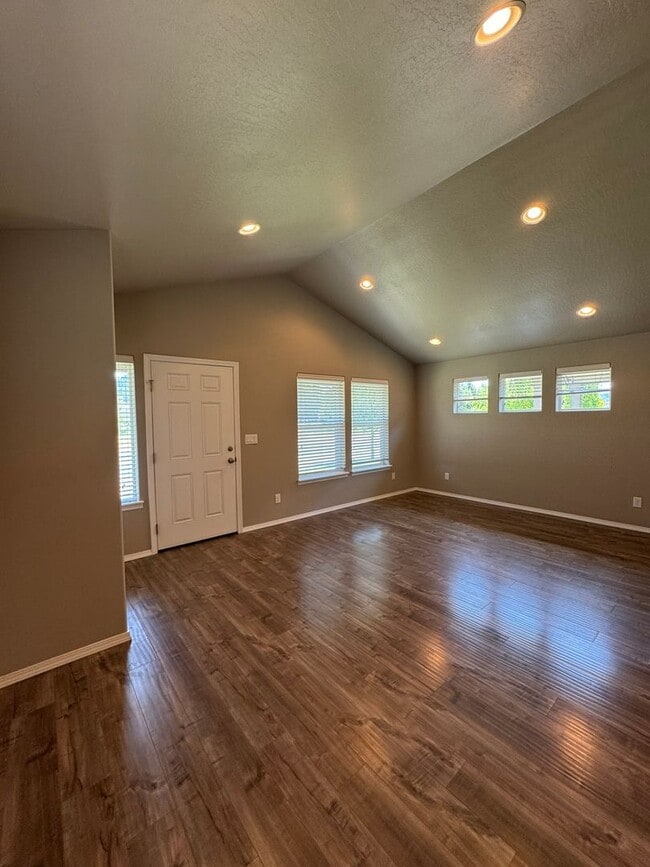 Building Photo - Beautiful 2 bedroom/1 bath home in Cottage Grove