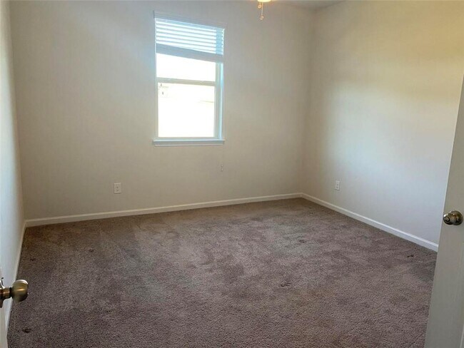 Building Photo - 5650 Mirror Lake Dr