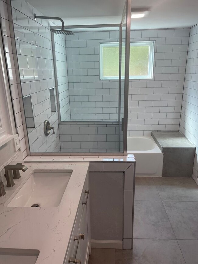 Building Photo - Charming Total Renovation!