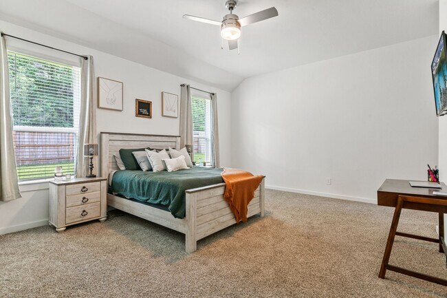 Building Photo - 560 Newcomb Holw Dr