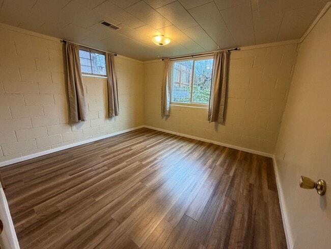 Building Photo - 3 Bedroom 2 bath single family house