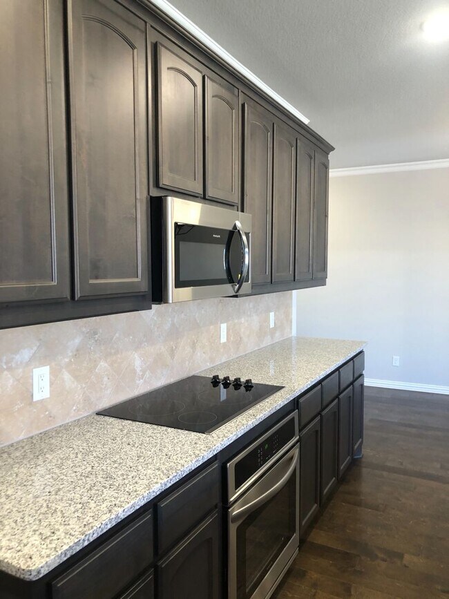 Building Photo - Ranch-Style 3 Bedroom/2bath w Designated O...