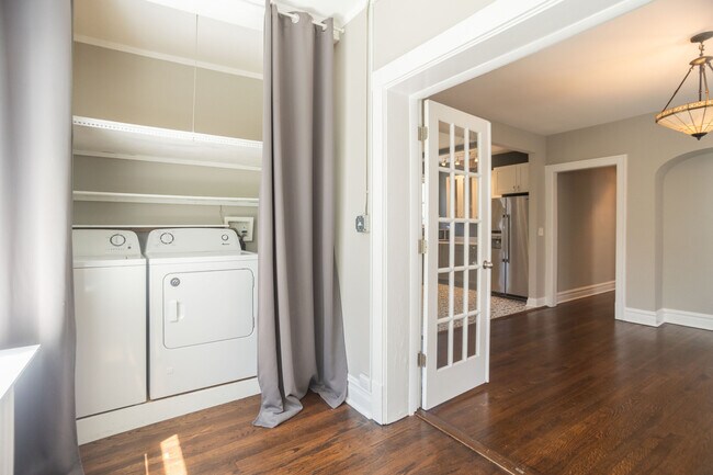 Building Photo - 2037 W Estes Ave