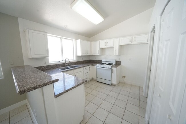 Building Photo - SHOWINGS AVAILABLE NOW