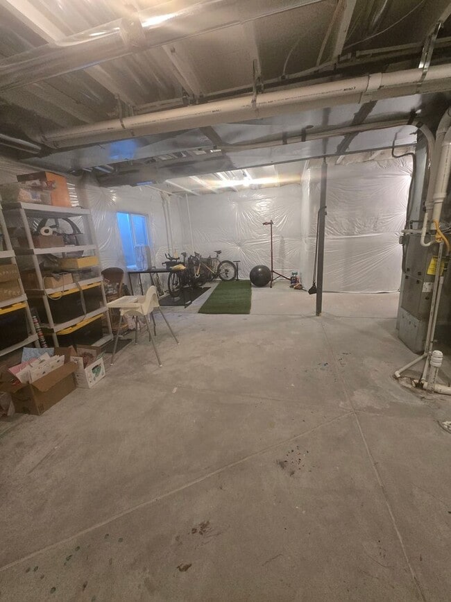 Building Photo - Spacious 4B/3B Available Early April!