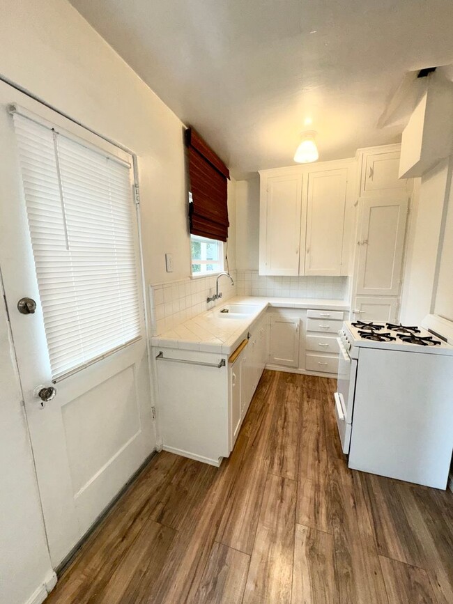Building Photo - Charming 1-Bedroom Garden Cottage w/Garage...