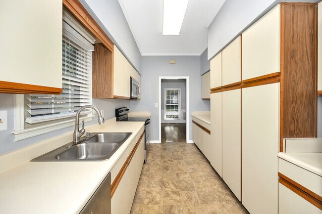 Building Photo - Barnes - 324 Iverness Drive