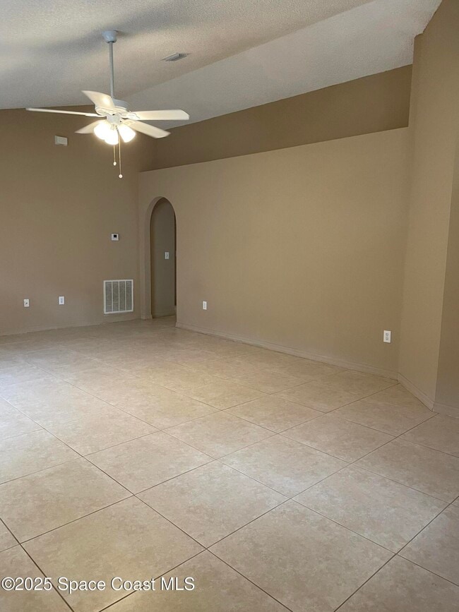 Building Photo - 2065 Redwood Cir