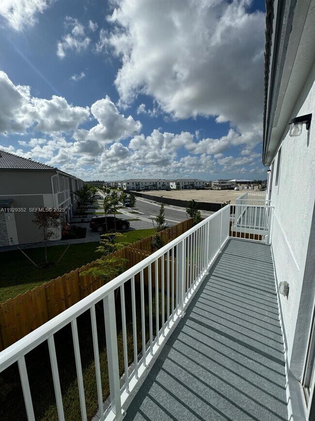 Building Photo - 724 SE 13th St Cir