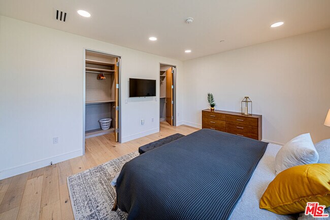 Building Photo - 6142 1/2 Lexington Ave