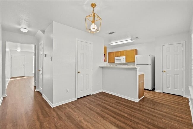 Building Photo - 2107 Roatan Calle