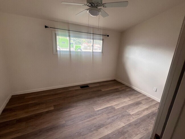 Building Photo - Holiday Move in Special  - $500 Off Rent!!!! 3 bedroom, 1 Bath home - Rare find with a large back...