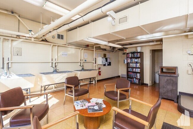 Building Photo - 3110 N Lake Shore Dr