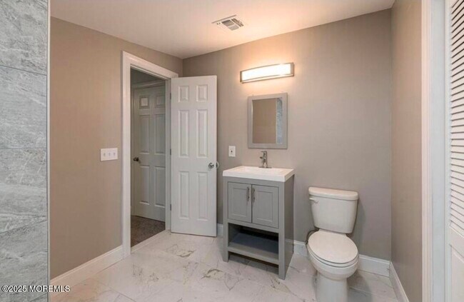 Building Photo - 27 Maida Ln