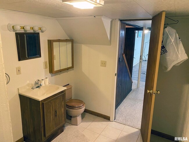 Building Photo - 1829 W Daytona Dr