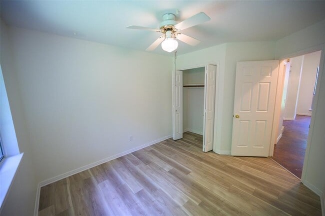 Building Photo - 6000 La Naranja Ln