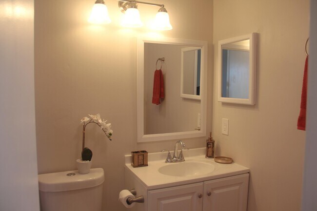 Building Photo - 454 Fanshaw K