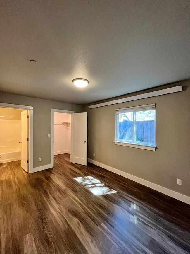 Building Photo - Large 3 Bedroom 2 Bathroom! In-Unit Washer...