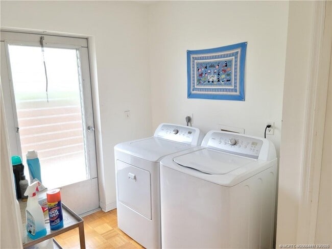 Building Photo - 3543 SE Fairway E