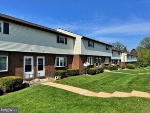 Building Photo - 215 Catalpa Ln