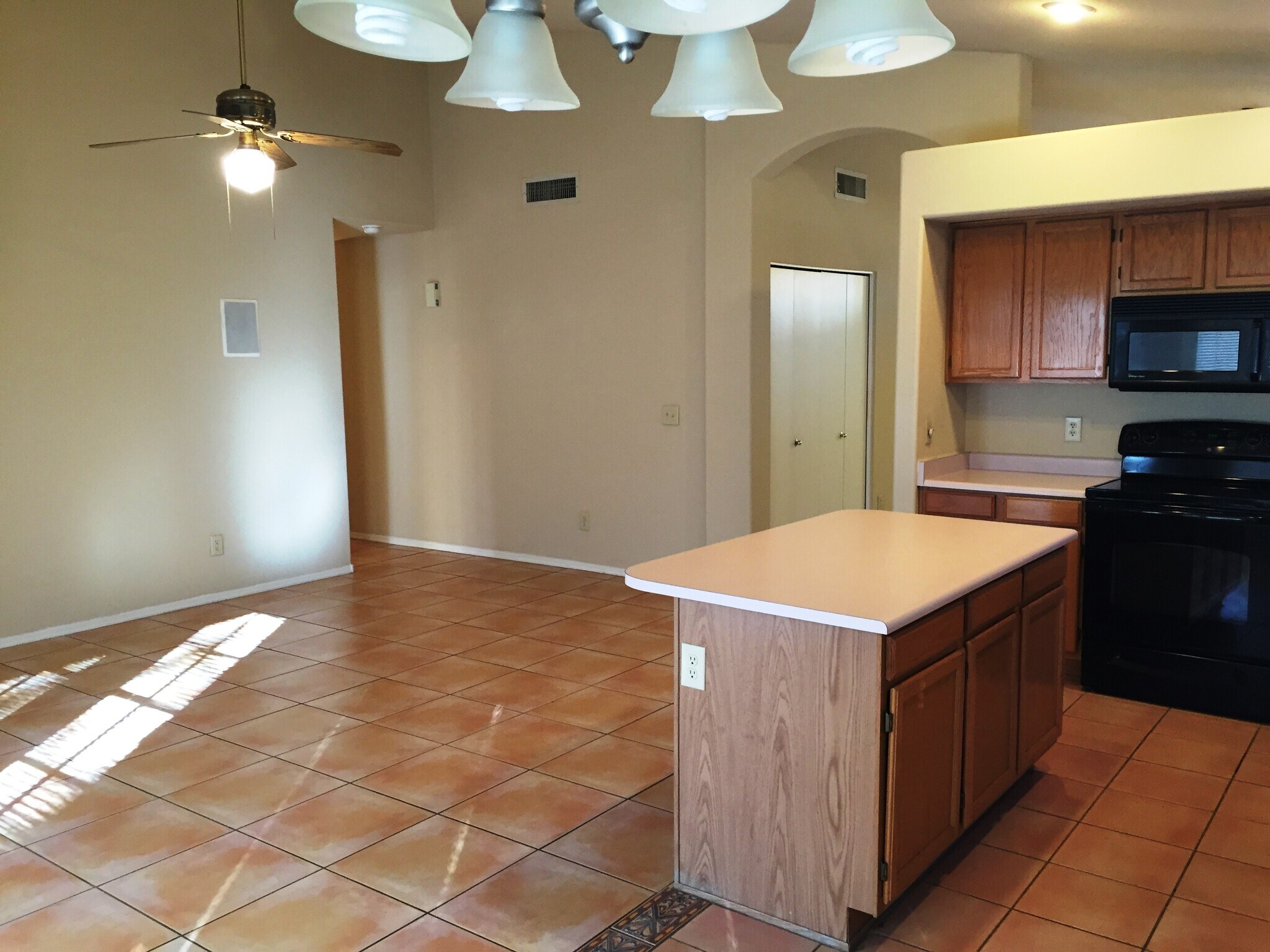 Building Photo - 741 W Hackamore St