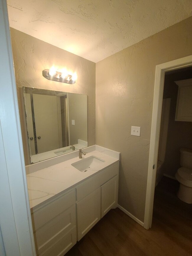 Building Photo - 2/1.5 covered parking, fireplace