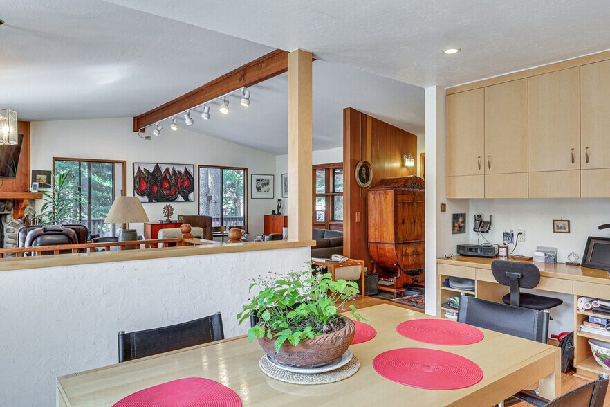 Building Photo - 320 Rim Dr