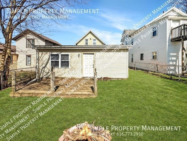 Building Photo - 156 Carrier St NE